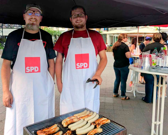 Grillwürstchen und Diskussionen am SPD-Infostand